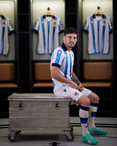 real_sociedad_2023_24_macron_home_kit_1.jpeg