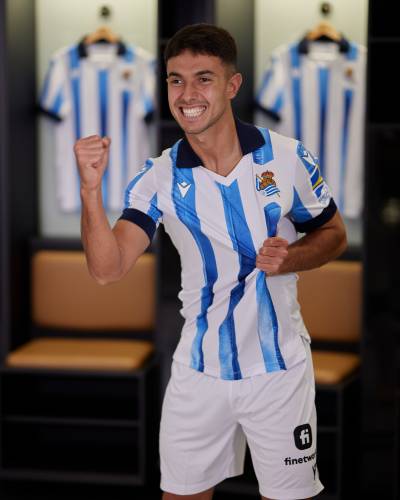 real_sociedad_2023_24_macron_home_kit_2.jpeg