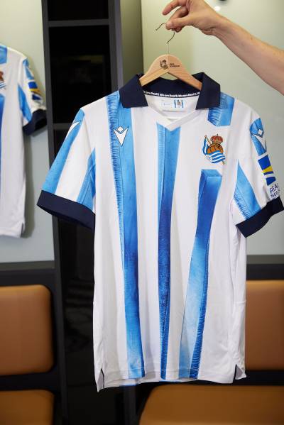 real_sociedad_2023_24_macron_home_kit_4.jpeg