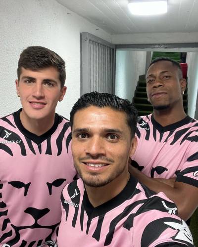 leones_negros_2022_sporelli_pink_october_shirt_1a.jpeg