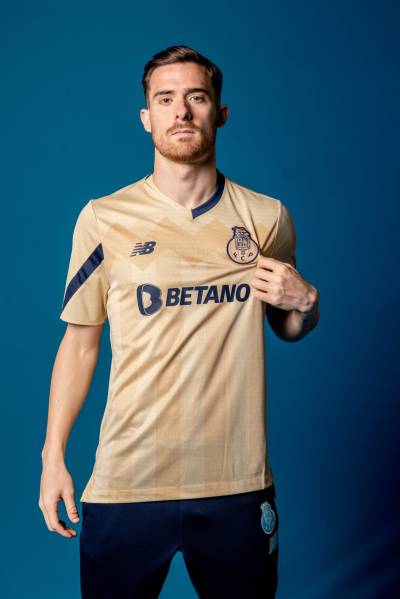 fc_porto_2023_24_new_balance_away_kit_d.jpeg