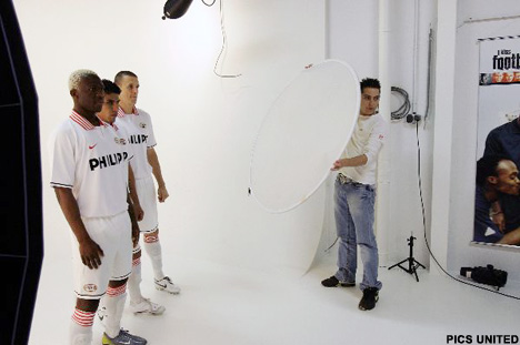 Arouna Koné, Carlos Salcido and Timmy Simons are posing for a photo in the new away kit. 