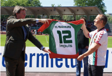 Before the final whistle of the season, FC Augsburg presents its new principal sponsor, the market-leading broker of private health insurance, impuls Finanzmanagement AG. The impuls logo will grace FCA's jerseys starting with the 2007/2008 season. Before the final whistle of the season, FC Augsburg presents its new principal sponsor, the market-leading broker of private health insurance, impuls Finanzmanagement AG. The impuls logo will grace FCA's jerseys starting with the 2007/2008 season.