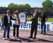 FC Augsburg are set to cause a sensation once again next season. On the field, hopes are running high following a successful current campaign. Off the field, Augsburg are sure to look impressive next term no matter what, for to coincide with the club's 100th anniversary, they have signed up a new kit and clothing supplier: Do You Football. 