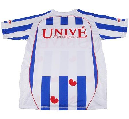 Heerenveen plays in an outfit that resembles the Frisian flag: blue and white vertical stripes with diagonal red 'hearts' that are called 'pompeblêden' in the indigenous language, the name for a certain type of water lily (Nympaea alba). Heerenveen plays in an outfit that resembles the Frisian flag: blue and white vertical stripes with diagonal red 'hearts' that are called 'pompeblêden' in the indigenous language, the name for a certain type of water lily (Nympaea alba).