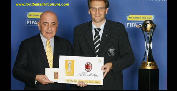 Just like the stars worn on the shirts of national team players to symbolise their status as FIFA World Cup winners, so the FIFA Club World Cup has its own emblem. AC Milan, victors at Japan 2007, will now be able to wear this symbol to commemorate their world-beating triumph.