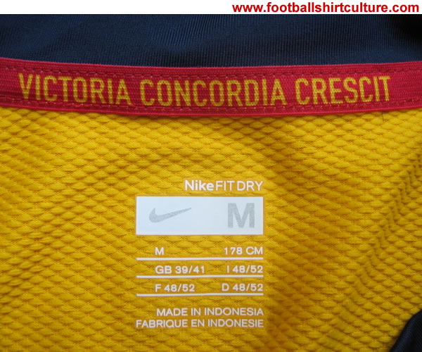 arsenal_08_09_away_nike_shirt_close_2.jpg