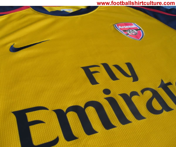 arsenal_08_09_away_nike_shirt_close_up.jpg
