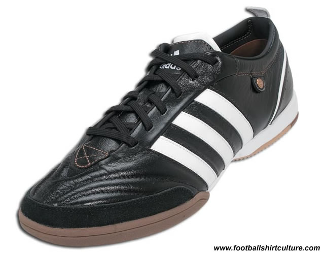 “Clean, elegant, and comfortable,” as Mateus put it, this shoe shouts old school — in basic black and white, or white and black “Clean, elegant, and comfortable,” as Mateus put it, this shoe shouts old school — in basic black and white, or white and black