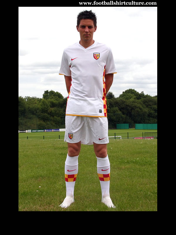 lens_08_09_away_nike_kit.jpg