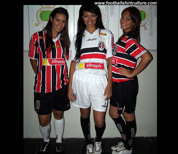 Santa Cruz unveiled their new home and away kits for the 2008-2009 season. santa_cruz_2008_09_kits.jpg