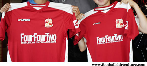swindon town 08-09 lotto home football shirt swindon_town_08_09_lotto_home_kit.jpg
