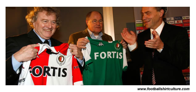 Wim Jansen and Rinus Israel received the shirts from general manager Eric Gudde, which gave this event a historical touch. Jansen and Israel won the 1970 Europe Cup 1 against Celtic in a shirt that was used as inspiration for the centenary shirts. 