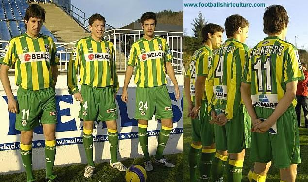 Before training behind closed doors, players Mikel Aranburu, Xabi Prieto and Gorka Elustondo showed the press the new 4th equipment option for Real Sociedad, which was used in the match against Castell&oacute;n.