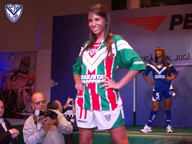 V&eacute;lez S&aacute;rsfield launched their new 08/09 season football kits made by Penalty.