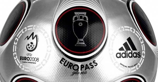 On June 29th in Vienna, after weeks of fierce competition and passionate play, the two remaining teams will meet. This special occasion will be celebrated with an unique matchball, the silver Europass