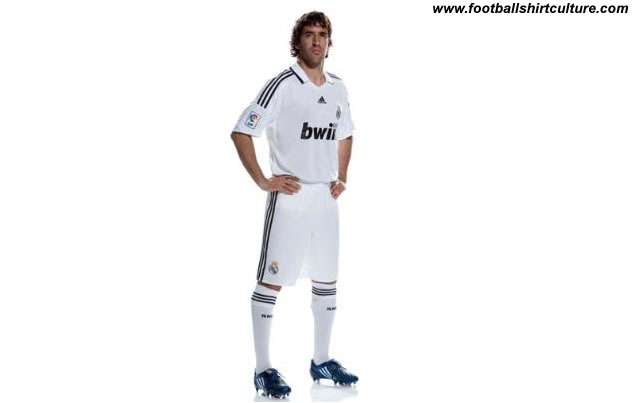 This is the new Real Madrid home kit for the 08/09 season. This is the new Real Madrid home kit for the 08/09 season.
