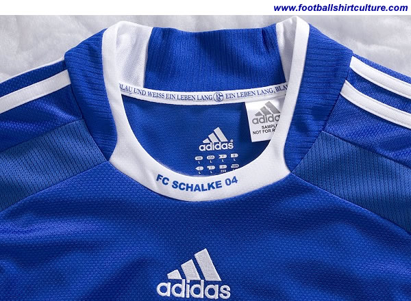 This is the first time the words "Schalke 04" appear at the front of the collar. And in the neck band, anyone can read about what the institution motto is :"EIN LEBEN LANG, BLAU UND WEISS EIN LEBEN LANG" which means something like : "A MY LIFE, BLUE AND WHITE ALL MY LIFE." This is the first time the words "Schalke 04" appear at the front of the collar. And in the neck band, anyone can read about what the institution motto is :"EIN LEBEN LANG, BLAU UND WEISS EIN LEBEN LANG" which means something like : "A MY LIFE, BLUE AND WHITE ALL MY LIFE."