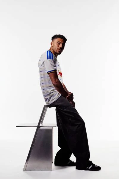 leeds_united_26_27_adidas_home_kit_e.jpeg